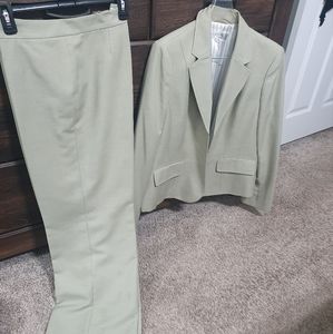 Kasper suit size 14 jacket size 12 pants looks new